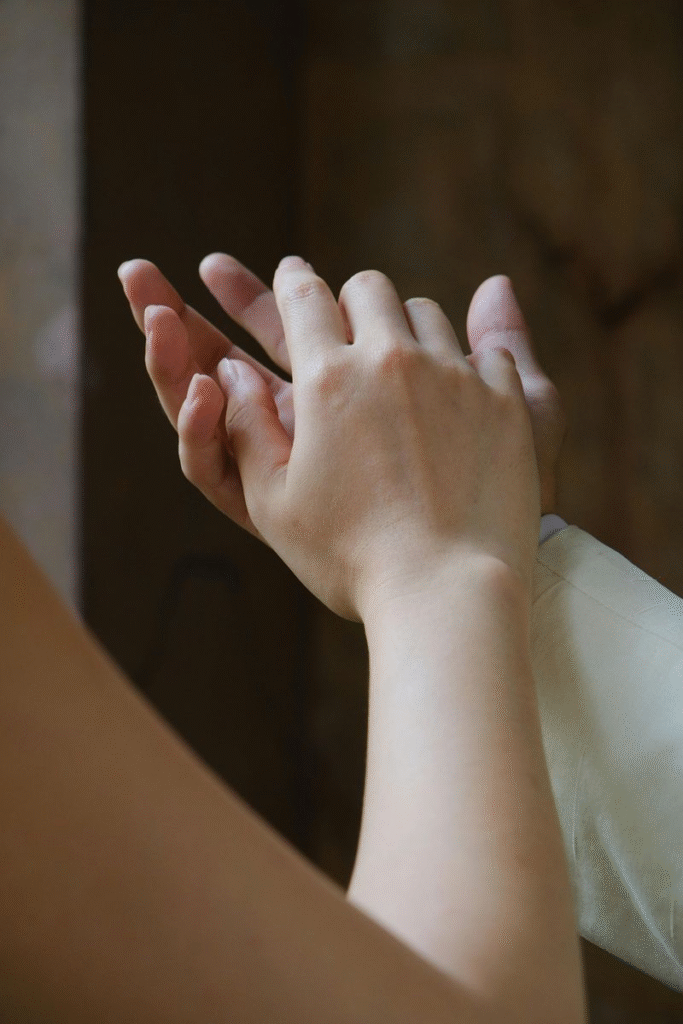 11 Subtle Clues Men Show When They’re Losing Interest 12 11 Subtle Clues Men Show When They’re Losing Interest