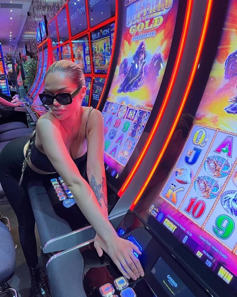 Employees Reveal The Most Bizarre Things They’ve Ever Seen On The Job 16 Employees Reveal the Most Bizarre Things They’ve Ever Seen on the Job